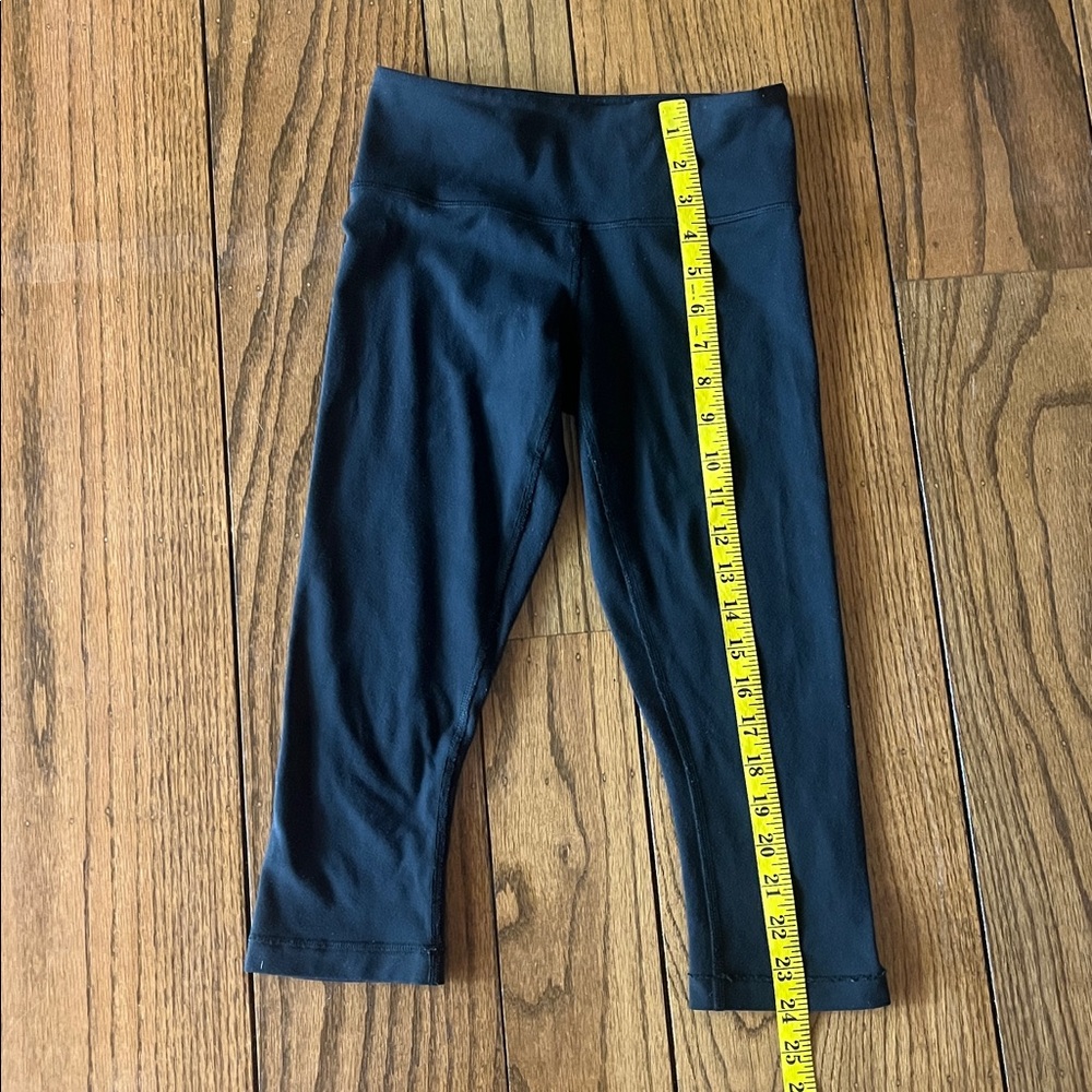 Lululemon High-Waisted Black Cropped Leggings - Picture 7 of 11
